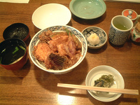 『関宿屋』の野菜天丼＋いか天です。極上美味です
