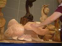 木彫りの大きな金魚