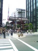 芝大門・後ろは東京タワー