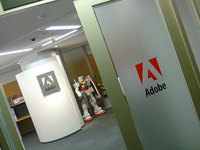 Adobeの入り口にはガンダムが！