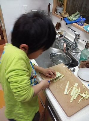 材料を切るロン