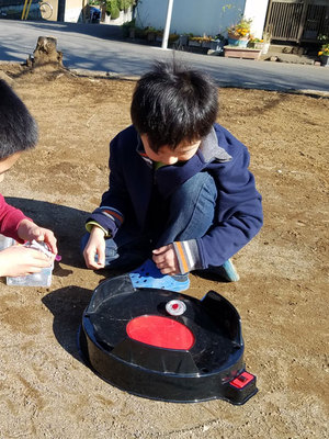 ほかの子と遊び始めるロン